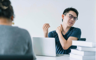 ปวดบ่า ปวดไหล่ ชาลงแขน สัญญาณเตือนที่บอกว่าคุณไม่ได้เป็นแค่ “ออฟฟิศซินโดรม”