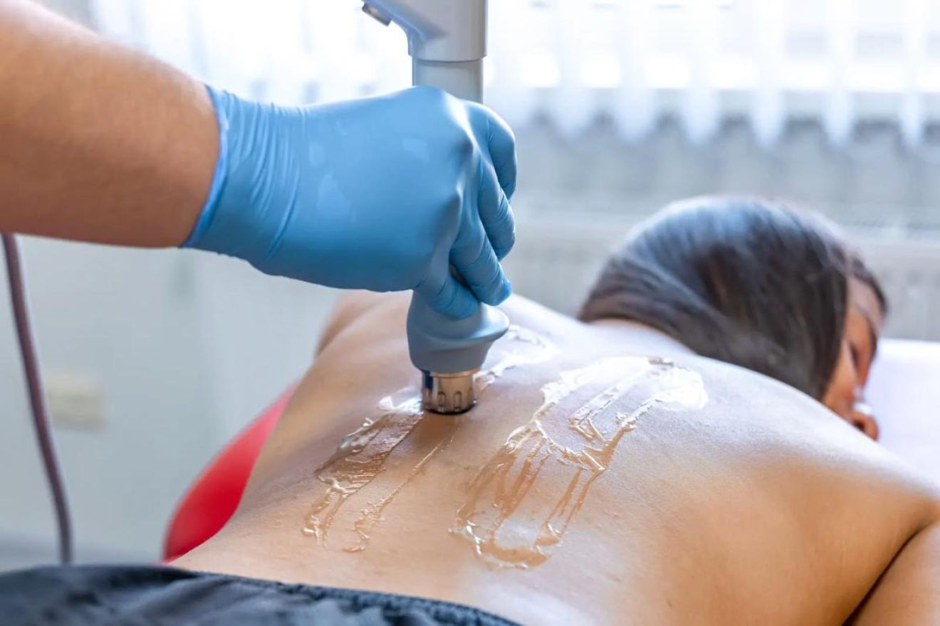 เทียบความคุ้มค่า! Shock Wave Therapy ราคาเท่าไหร่? ทางลัดรักษาออฟฟิศซินโดรมให้หายไว