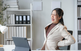 นั่งนานปวดหลัง? สละ 5 นาที ป้องกันหมอนรองกระดูกทับเส้นประสาท